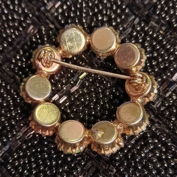 Vintage rhinestone 10 stone light green wreath shaped brooch. - Picture 2 of 13